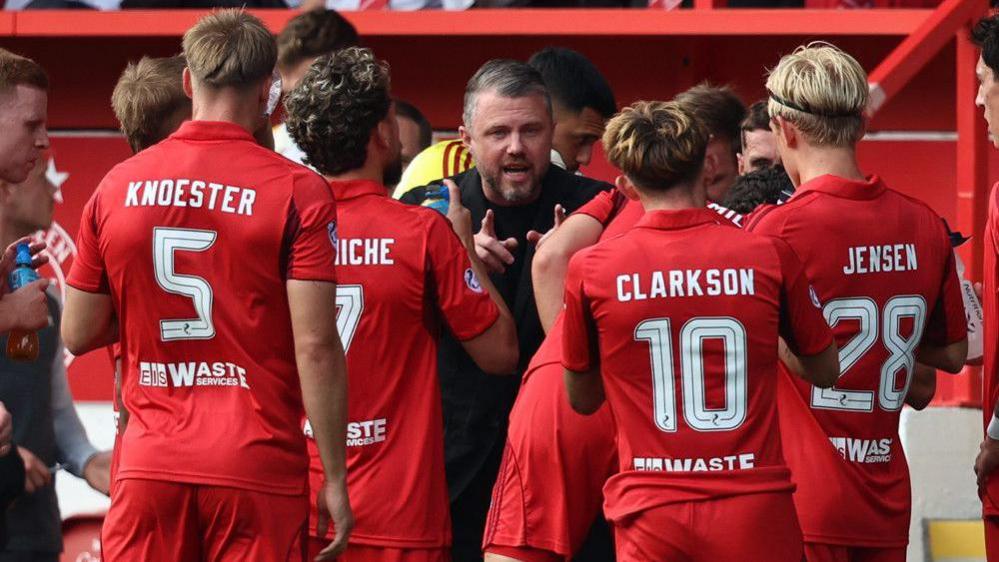 Aberdeen manager Jimmy Thelin speaks to his players