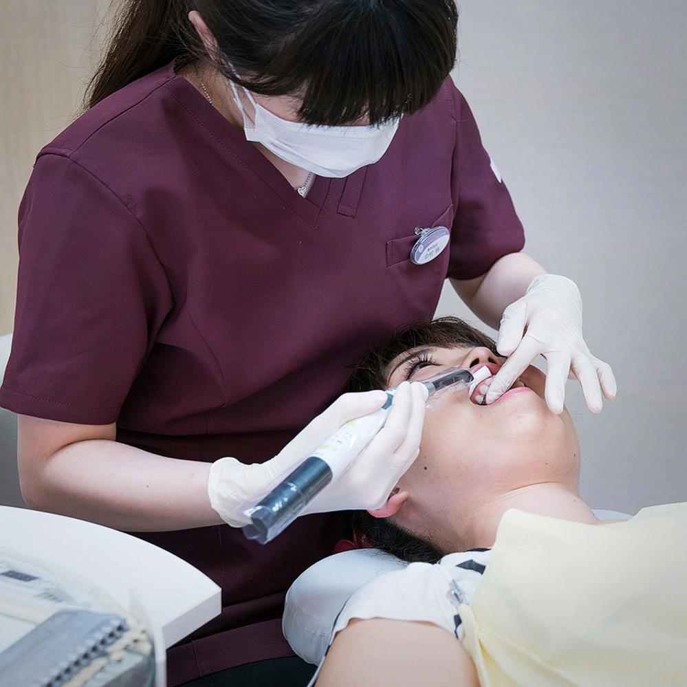 Having a Yaeba tooth fitted at the dentist