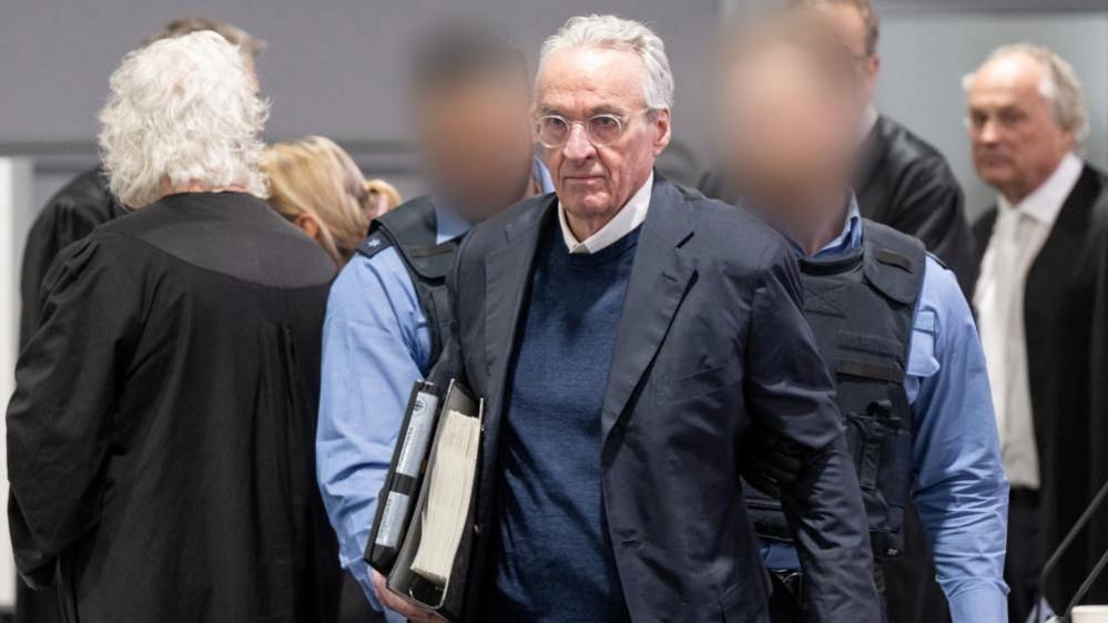 At the start of the trial against the alleged "Reich Citizens" group, the main defendant Heinrich XIII. Prince Reuss was brought to the hearing room in the Sossenheim branch of the Frankfurt Higher Regional Court