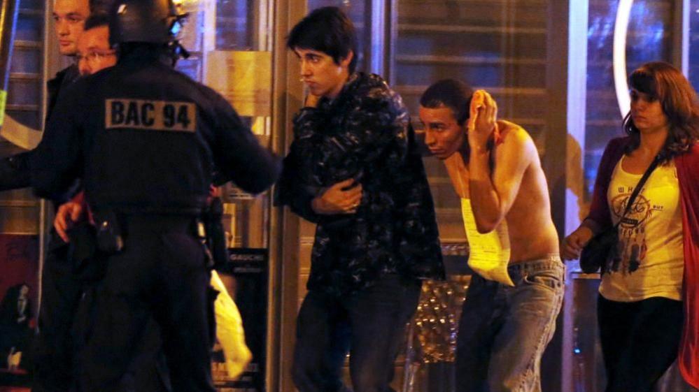 French special forces evacuate people near the Bataclan concert hall following fatal shootings in Paris, France (13/11/15)