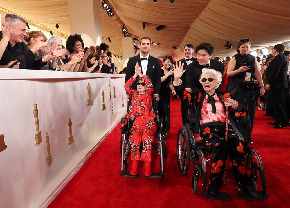 Sam Davis, director Sean Wang, and his grandmothers Yi Yan Fuei and Chang Li Hua