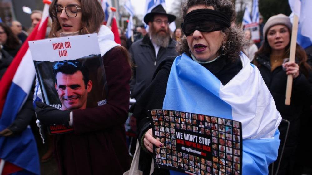 Pro-Israel protesters outside the ICJ (12/01/24)