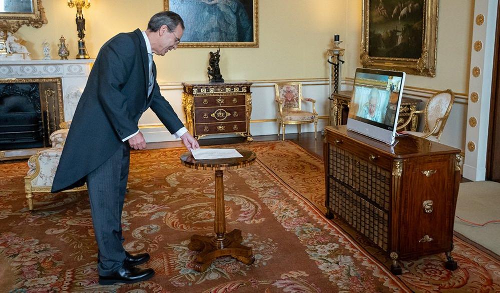 Miguel Berger presented his credentials to Queen Elizabeth II via secure videolink in 2022