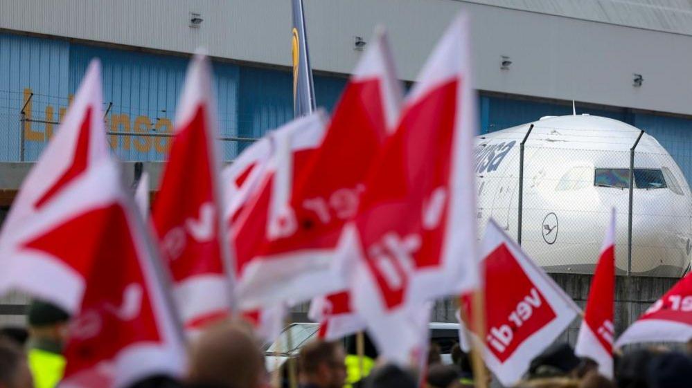 Lufthansa employees demonstrate during a warning strike of the ground staff of Lufthansa at the international airport in Frankfurt am Main, Germany, 07 March 2024