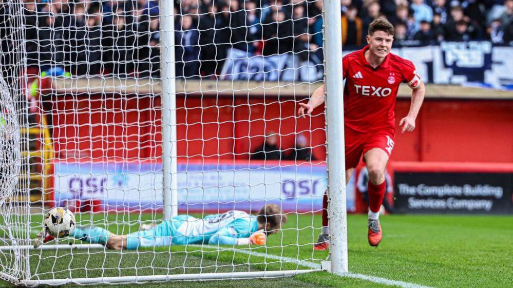 Kevin Nisbet celebrates putting Aberdeen in front