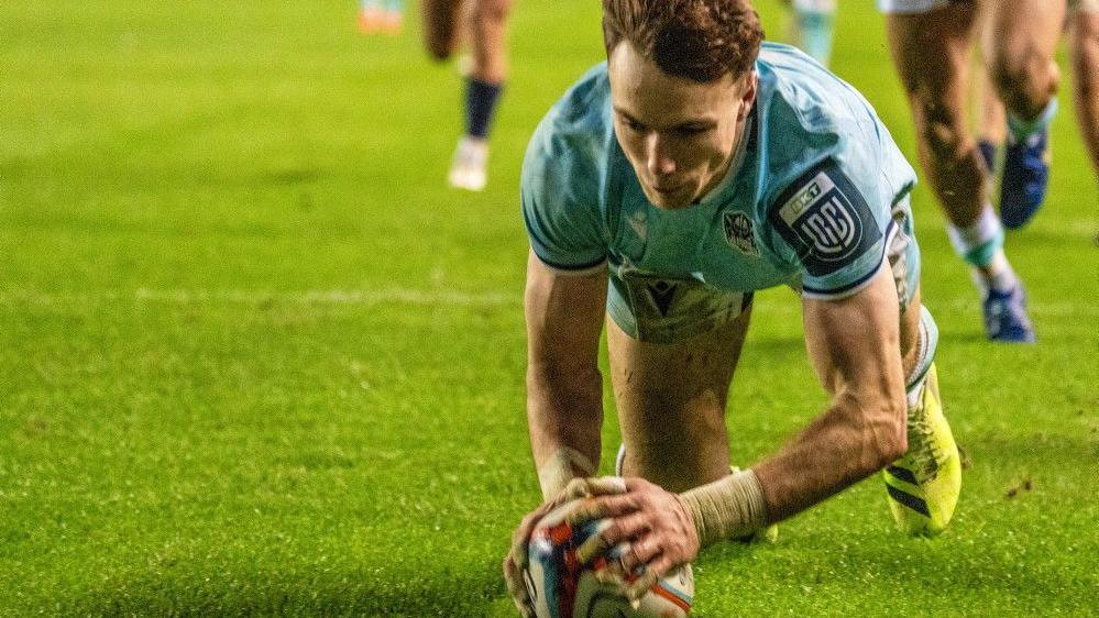 Glasgow Warriors' Jamie Dobie touches down against Edinburgh