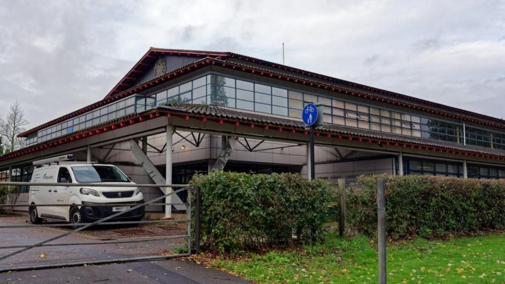 1990s court building with glass frontage