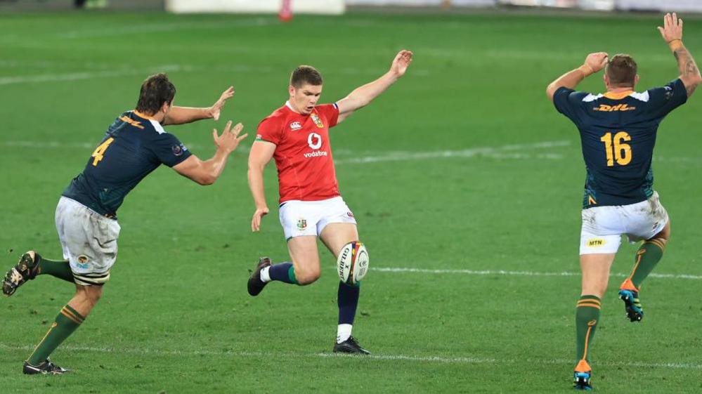 Owen Farrell kicking the ball against South Africa