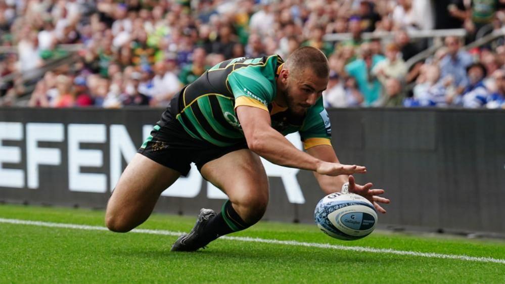 Ollie Sleightholme crosses the line with a rugby ball