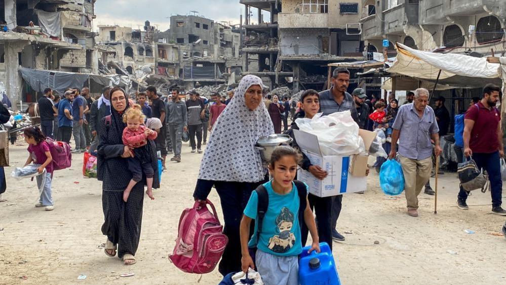 People flee northern Gaza, 6 october