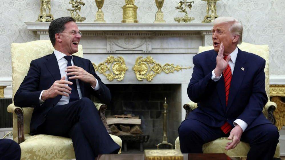 Mark Rutte and Donald Trump in the Oval office, laughing.