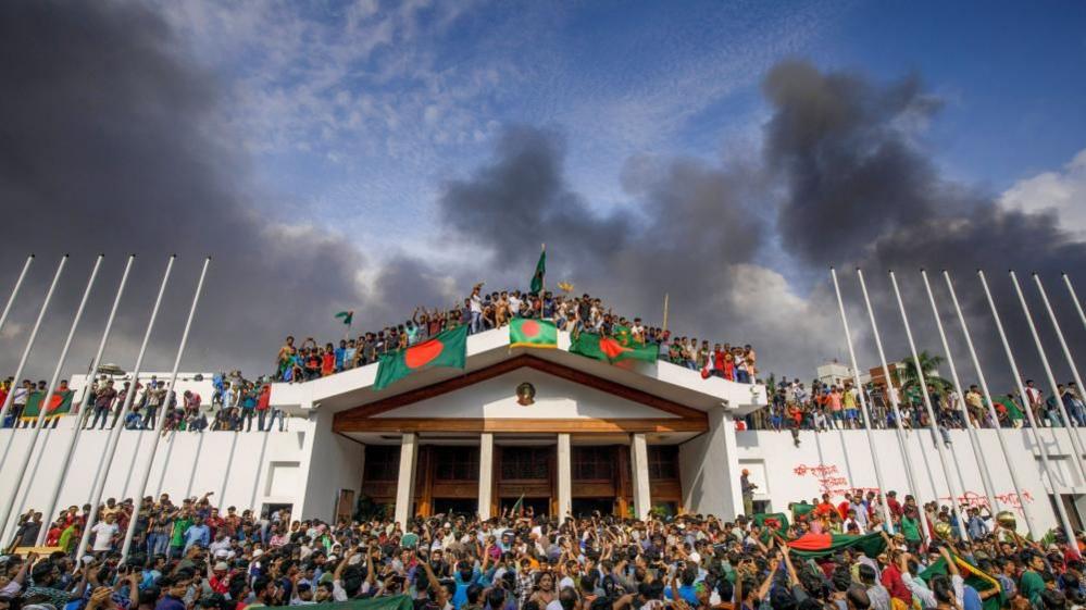 People gather around the residence of Bangladeshi prime minister in Dhaka, Bangladesh, 05 August 2024. 