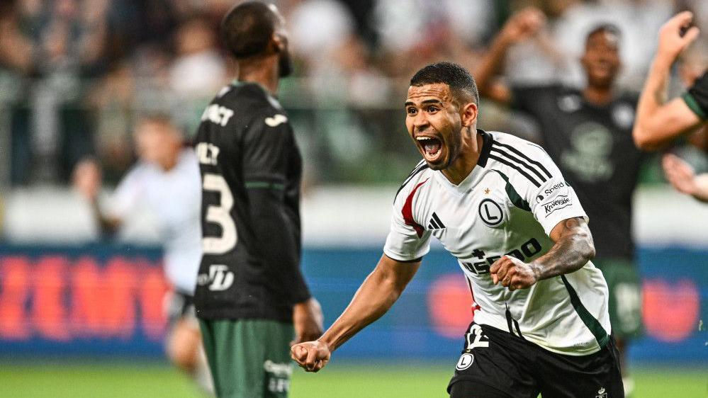 Legia celebrate against Hibs