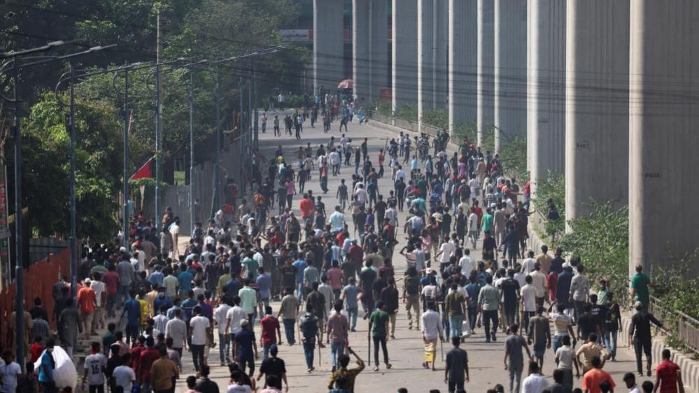 Protesters clash with police and the pro-government supporters, after anti-quota protester demanding the stepping down of the Bangladeshi Prime Minister Sheikh Hasina at the Bangla Motor area, in Dhaka, Bangladesh, August 4, 2024