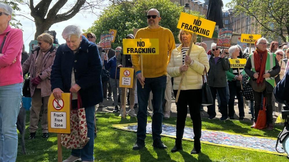 Burniston gas rig plan formally rejected by council - BBC News