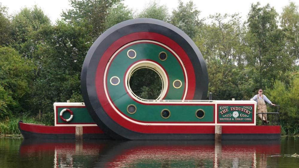 The looping canal boat on the Sheffield and Tinsley Canal