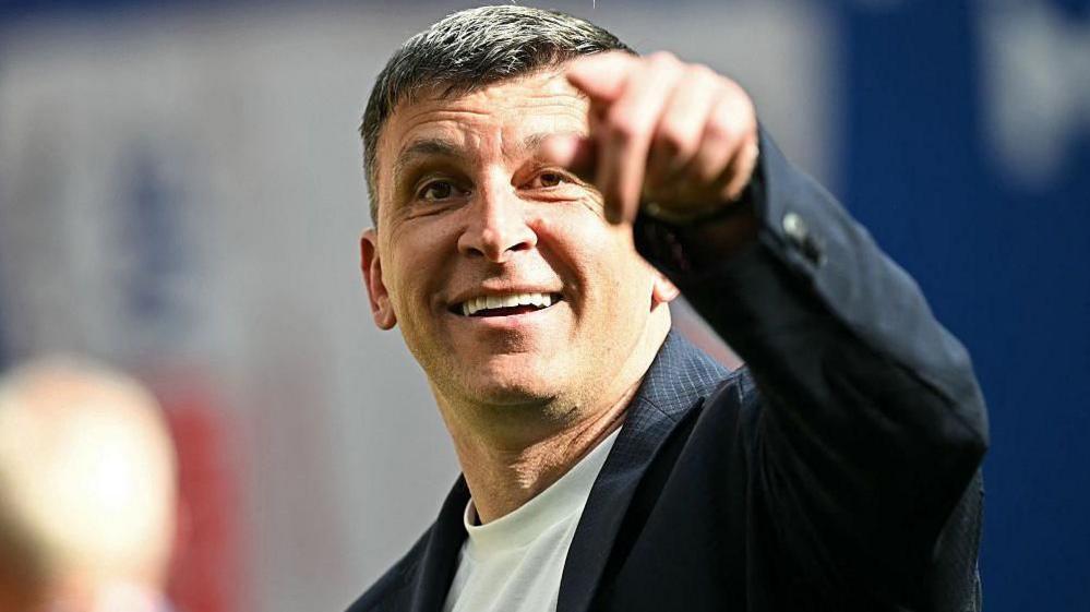 Hull boss Sergej Jakirovic points at the camera