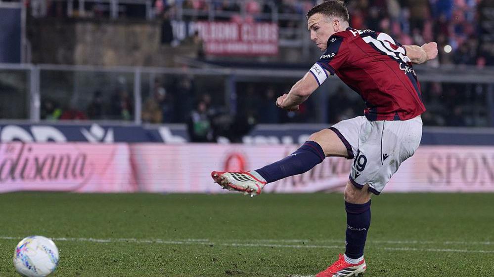 Lewis Fearghasdan a' breabadh a' bhuill sa gheama eadar Bologna agus Lazio an t-seachdain seo