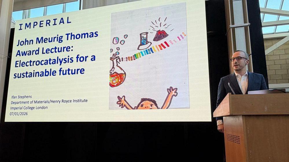 Yr Athro Ifan Stephens yn anerch y gynulleidfa wedi ennill y medal