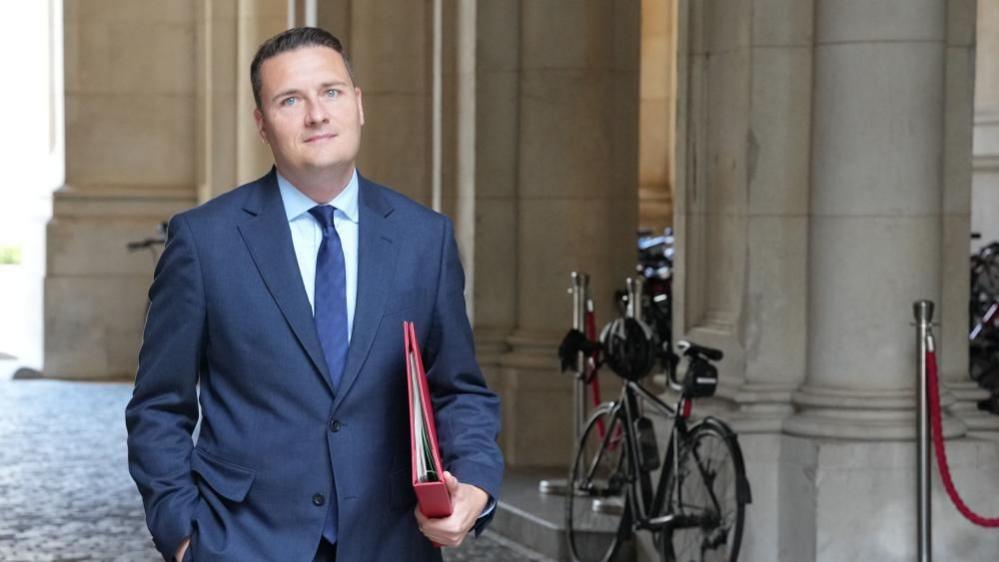 Wes Streeting carrying red file