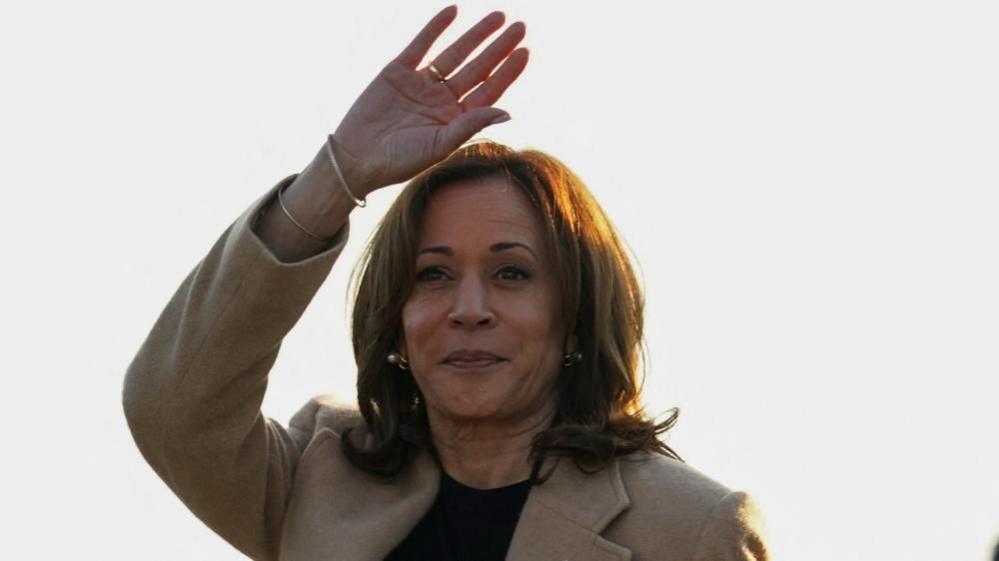 Kamala Harris waving 