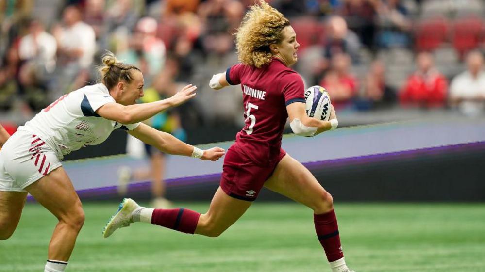 Ellie Kildunne scoring a try against USA