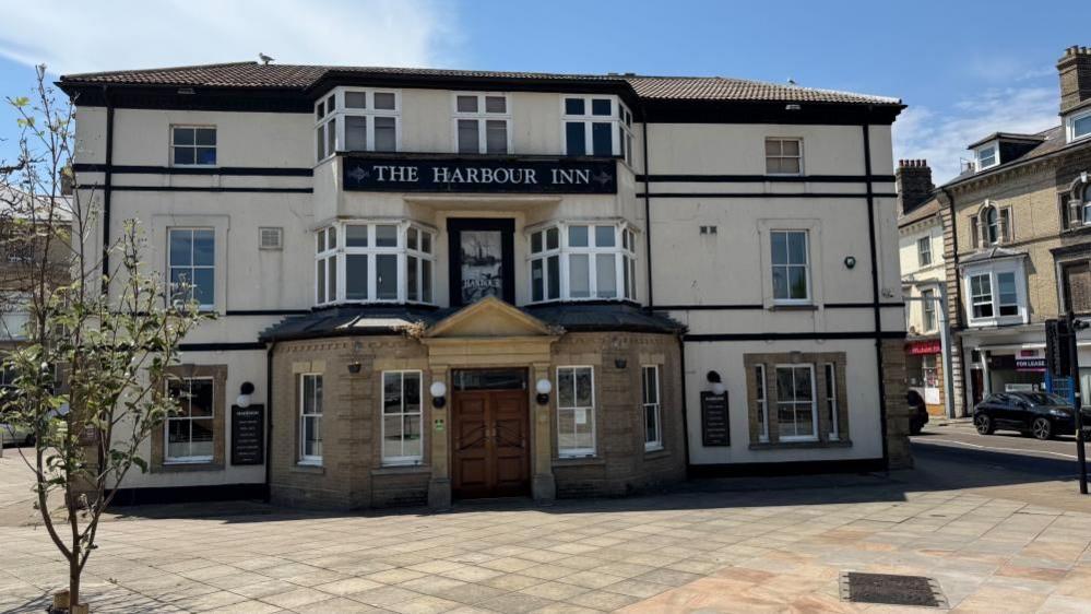 The Harbour Inn built in the Georgian style. It features sash and casement windows over three storeys, with masonry and brickwork forming a decorative entrance in the centre of the building. The ground floor is a pub, with the upper floor used as a nightclub venue - which will close on Saturday.