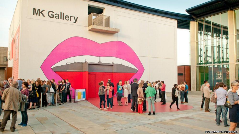 MK Gallery decorated with a pop art mouth designed by Pushwagner