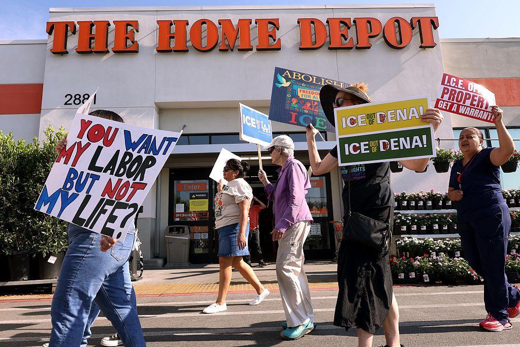 Activistas anti-ICE marchan frente a Home Depot en Pasadena con la esperanza de que la tienda proteja a los trabajadores temporales en la instalación el 6 de agosto de 2025. Los activistas han estado en el lugar con la esperanza de disuadir a ICE de secuestrar a los trabajadores temporales. (Genaro Molina/Los Angeles Times vía Getty Images)