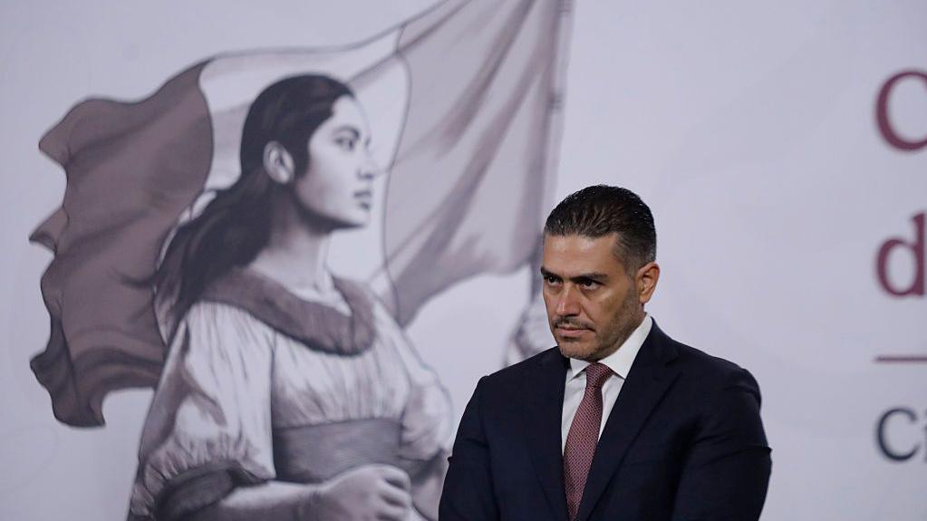 Omar García Harfuch, Secretario de Seguridad y Protección Ciudadana, acompaña a Claudia Sheinbaum, Presidenta de México, durante una conferencia de prensa en el Palacio Nacional en Ciudad de México, México, el 23 de febrero de 2026, tras la muerte de Nemesio Oseguera Cervantes, alias ''El Mencho,'' líder del Cártel de Jalisco Nueva Generación. (Foto de Gerardo Vieyra/NurPhoto vía Getty Images)