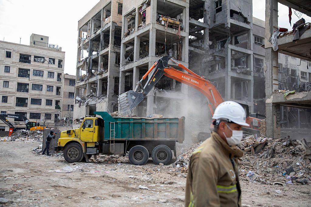 Máquinas recogiendo escombros en Irán