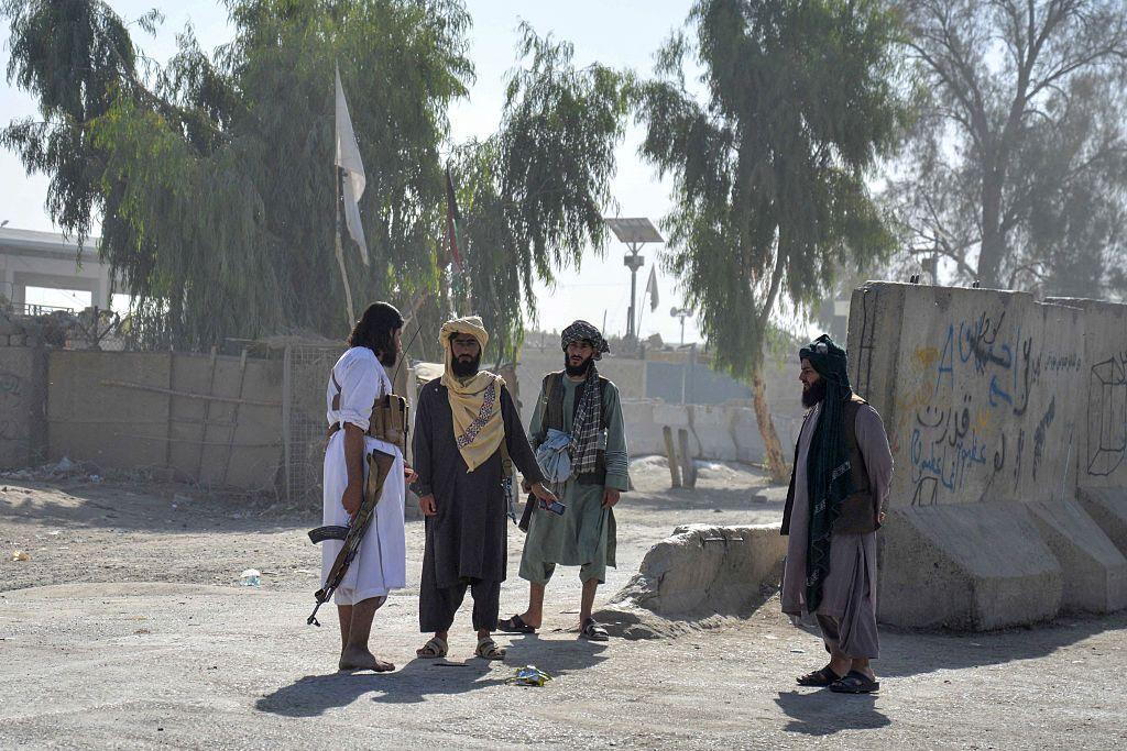 ڈیورنڈ لائن کے قریب قندھار کے ضلع سپن بولدک میں طالبان فورسز ہلکے ہتھیاروں کے ساتھ
