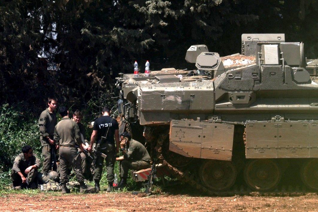 Sejumlah tentara Israel beristirahat dekat perbatasan Israel-Lebanon, Kamis (16/04). 