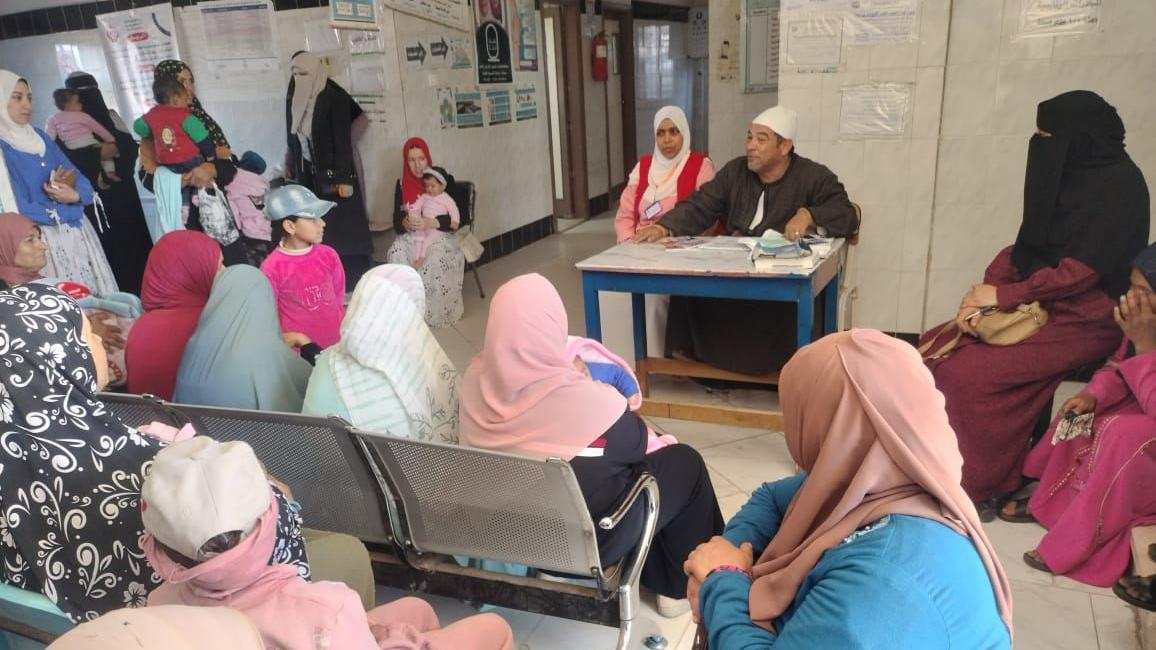 من محمد علي حتى العصر الحديث: ما هي الاستراتيجية المصرية لكبح جماح الزيادة السكانية؟ 8 الشيخ محمد دحروج في إحدى حملات التوعية للنساء بأحد المراكز الصحية