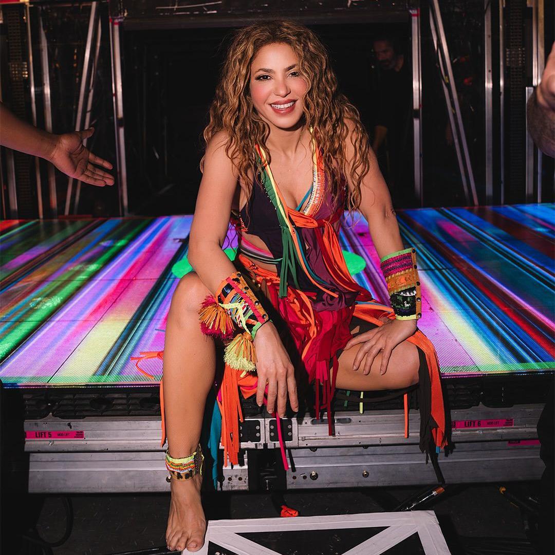 Shakira, con un atuendo multicolor, posa detrás del escenario en su gira "Las Mujeres Ya No Lloran" en abril de 2025.
