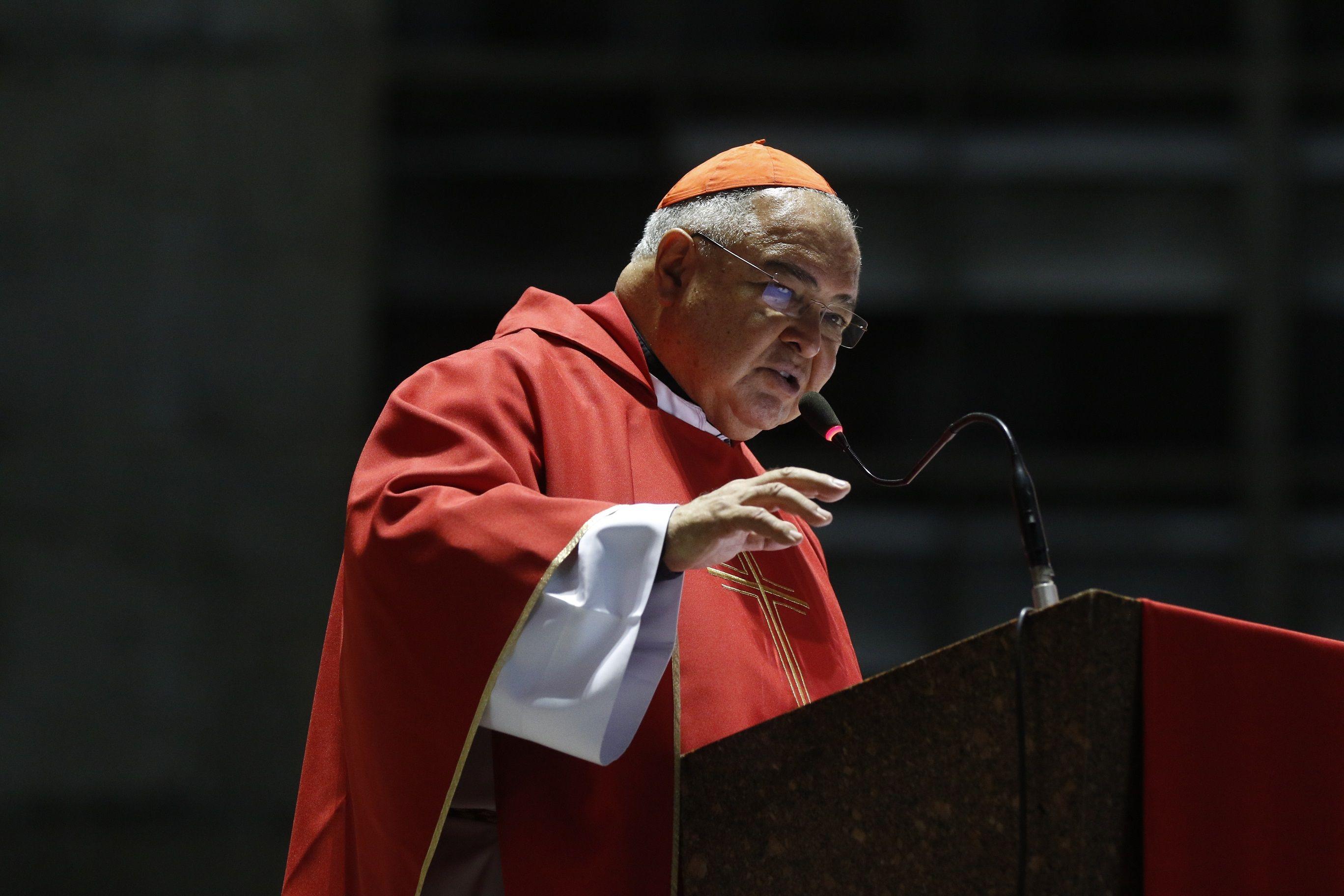 O Arcebispo Metropolitano do Rio, Cardeal Dom Orani João Tempesta, celebra a liturgia da Paixão de Cristo, na Catedral Metropolitana
