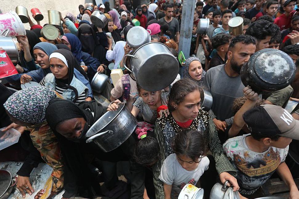 نتنياهو يعلن استعادة الجيش جثتي رهينتين من قطاع غزة، وسقوط قتلى فلسطينيين في غارات إسرائيلية 2 سقط عشرات القتلى الفلسطينين برصاص الجيش الإسرائيلي خلال محاولاتهم الحصول على مساعدات غذائية، وفقا لمصادر فلسطينية ومنظمات حقوقية