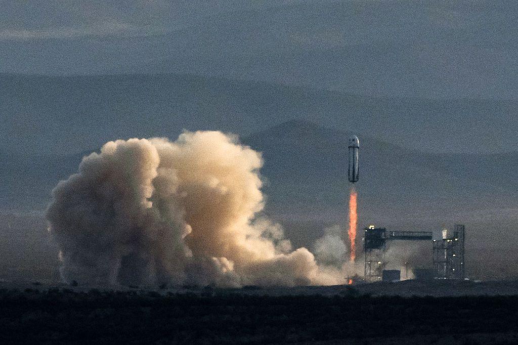 Una una de Blue Origin despegando desde la plataforma de lanzamiento.