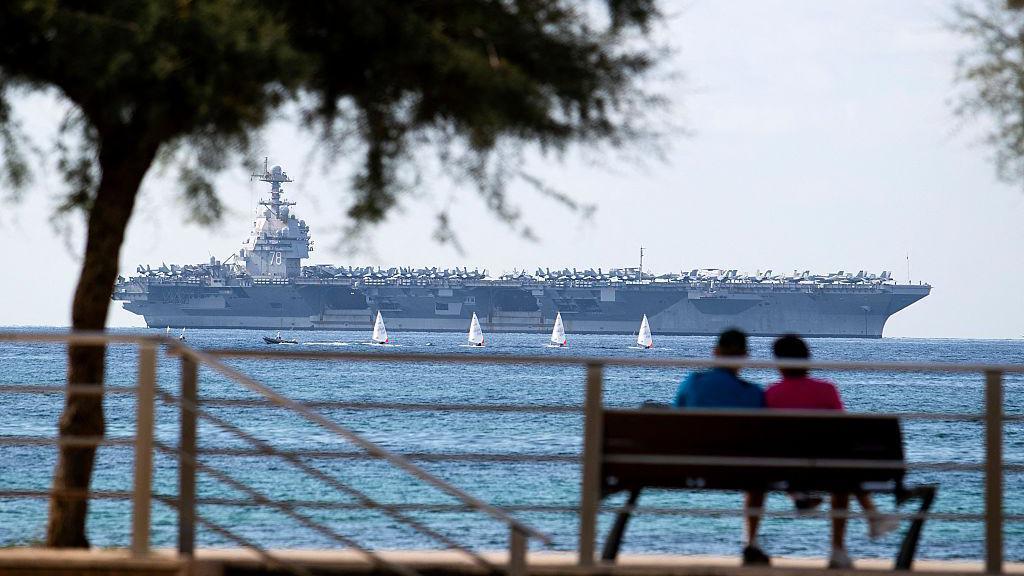Vista del portaaviones Gerald Ford a su paso por el estrecho de Gibraltar.