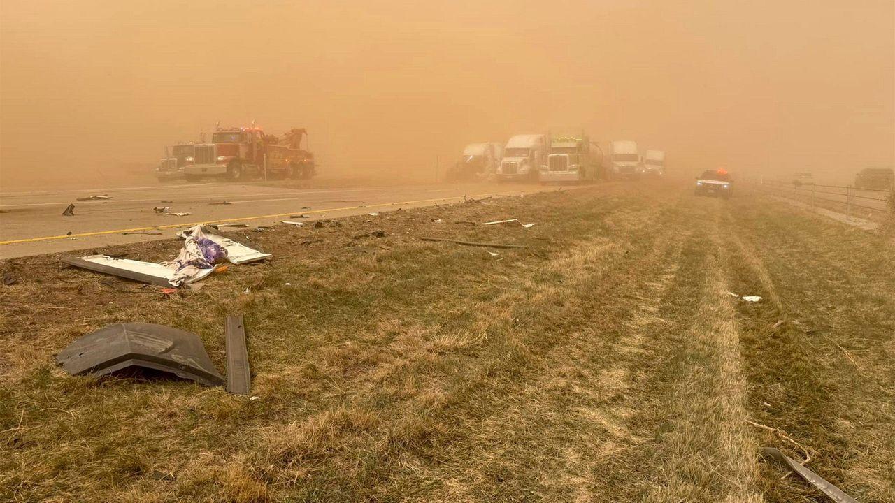 un accidente en la carretera causado por una tormenta de polvo 