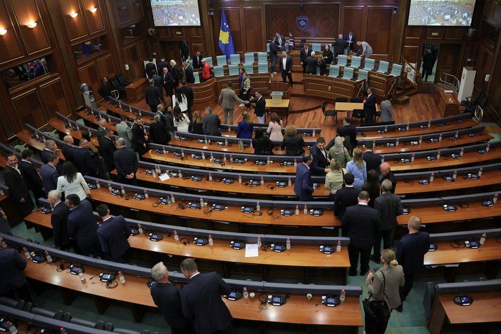 Poslanici Skupštine Kosova napuštaju salu posle sednice na kojoj nisu uspeli da izaberu predsednika zemlje