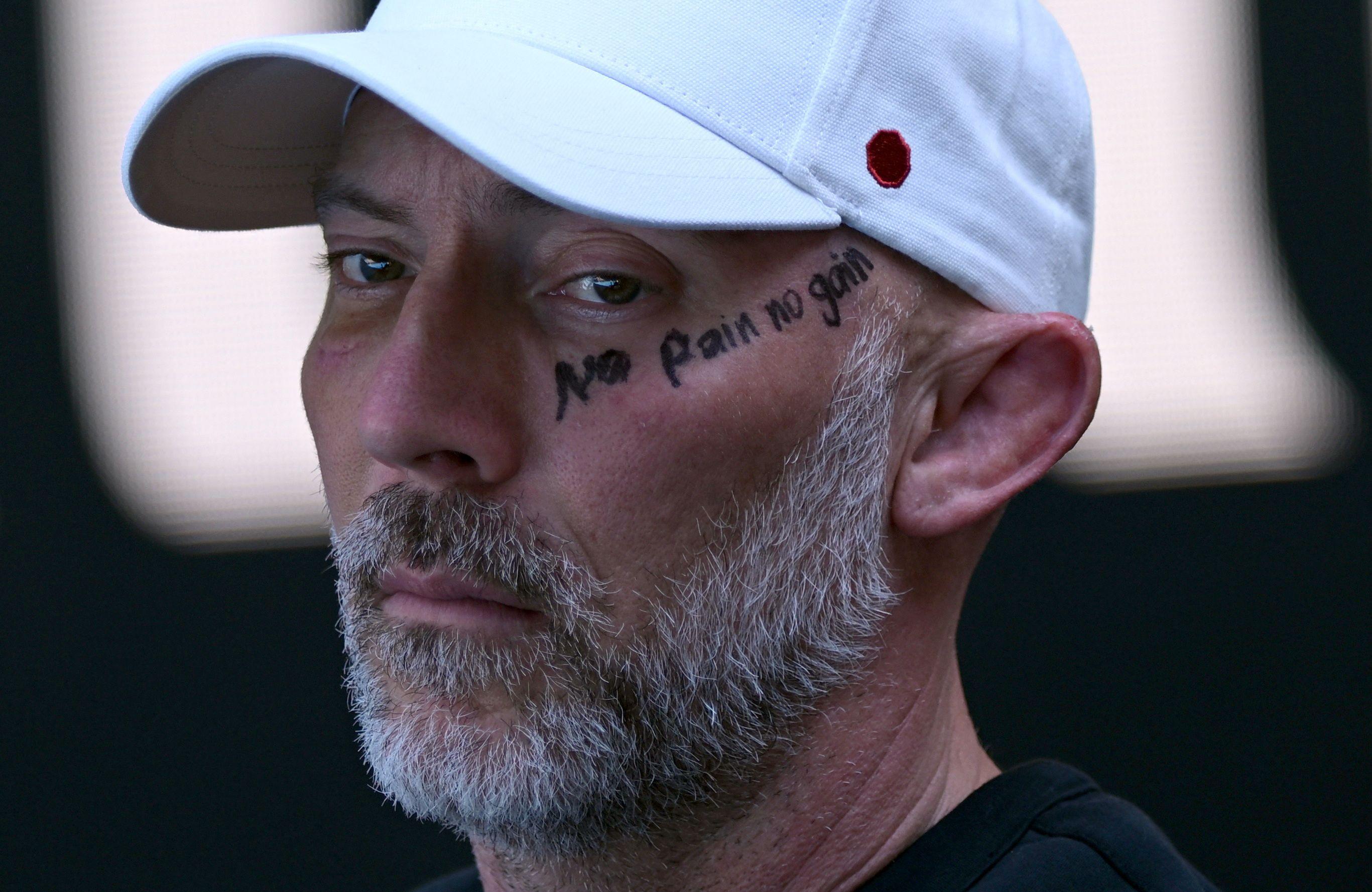 Džejson Stejsi, trener Beloruskinje Arine Sabalenke, posmatra tokom njenog četvrtfinalnog meča protiv Ive Jović iz SAD