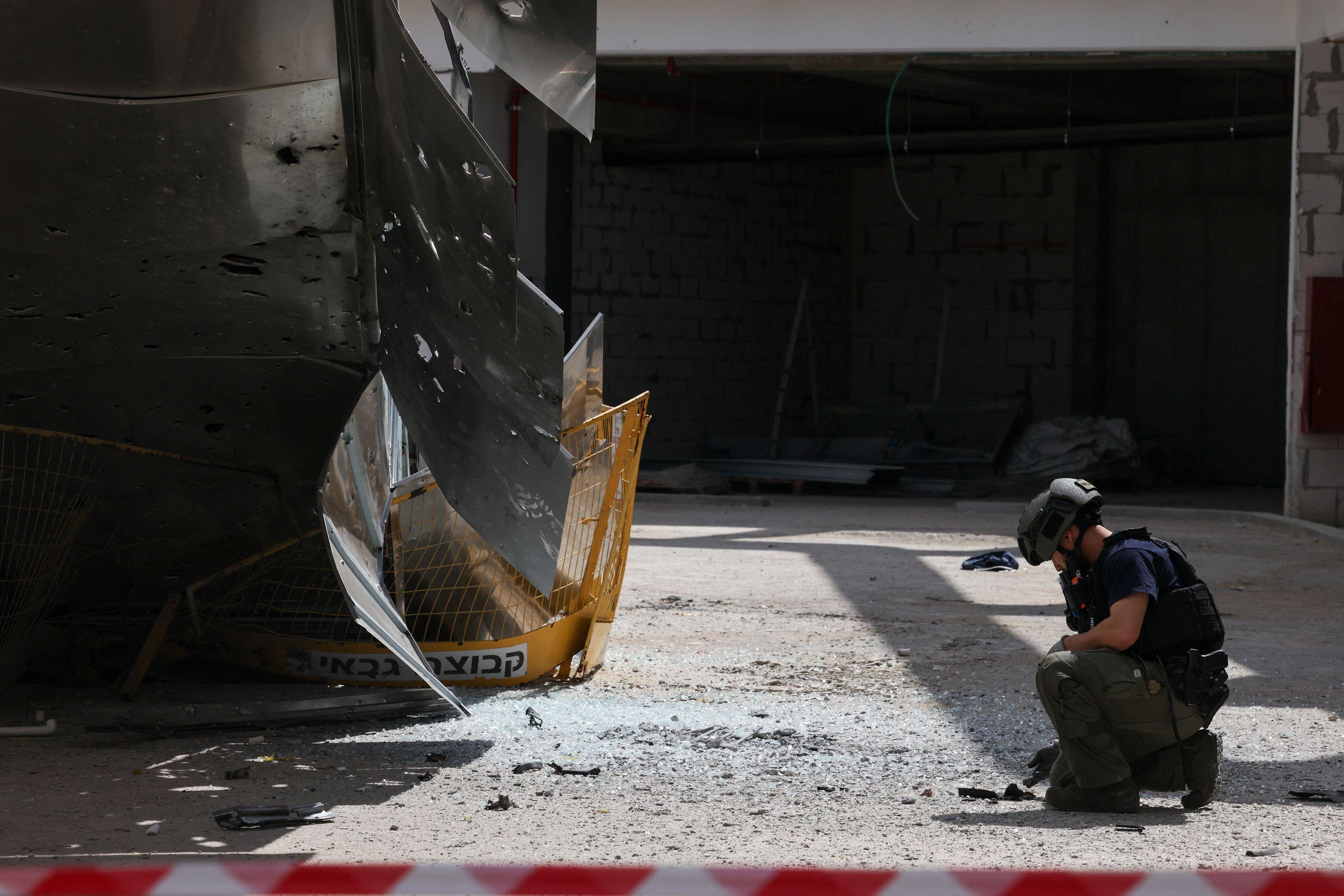 قتيل في هجوم إيراني على وسط إسرائيل، والجيش الإسرائيلي يتوغل جنوب لبنان