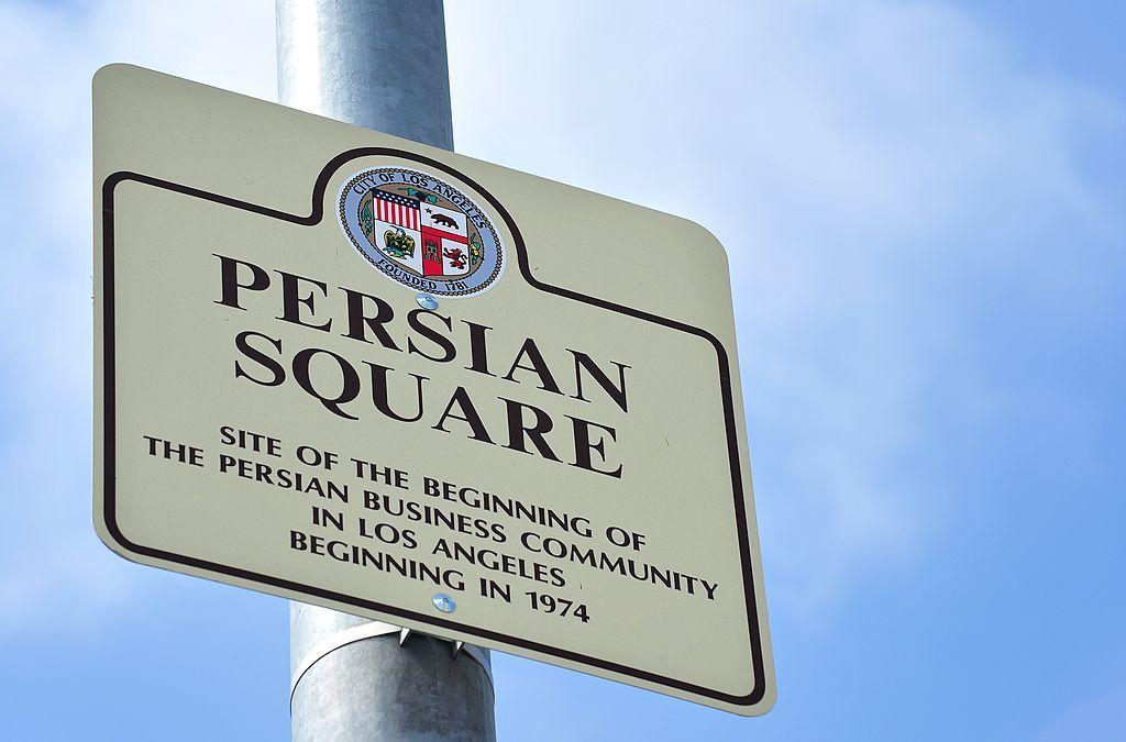 Un cartel que dice "Persian Square" sobre Westwood Blvd. en Los Ángeles, California, el 15 de marzo de 2012. (Foto: FREDERIC J. BROWN/AFP via Getty Images)