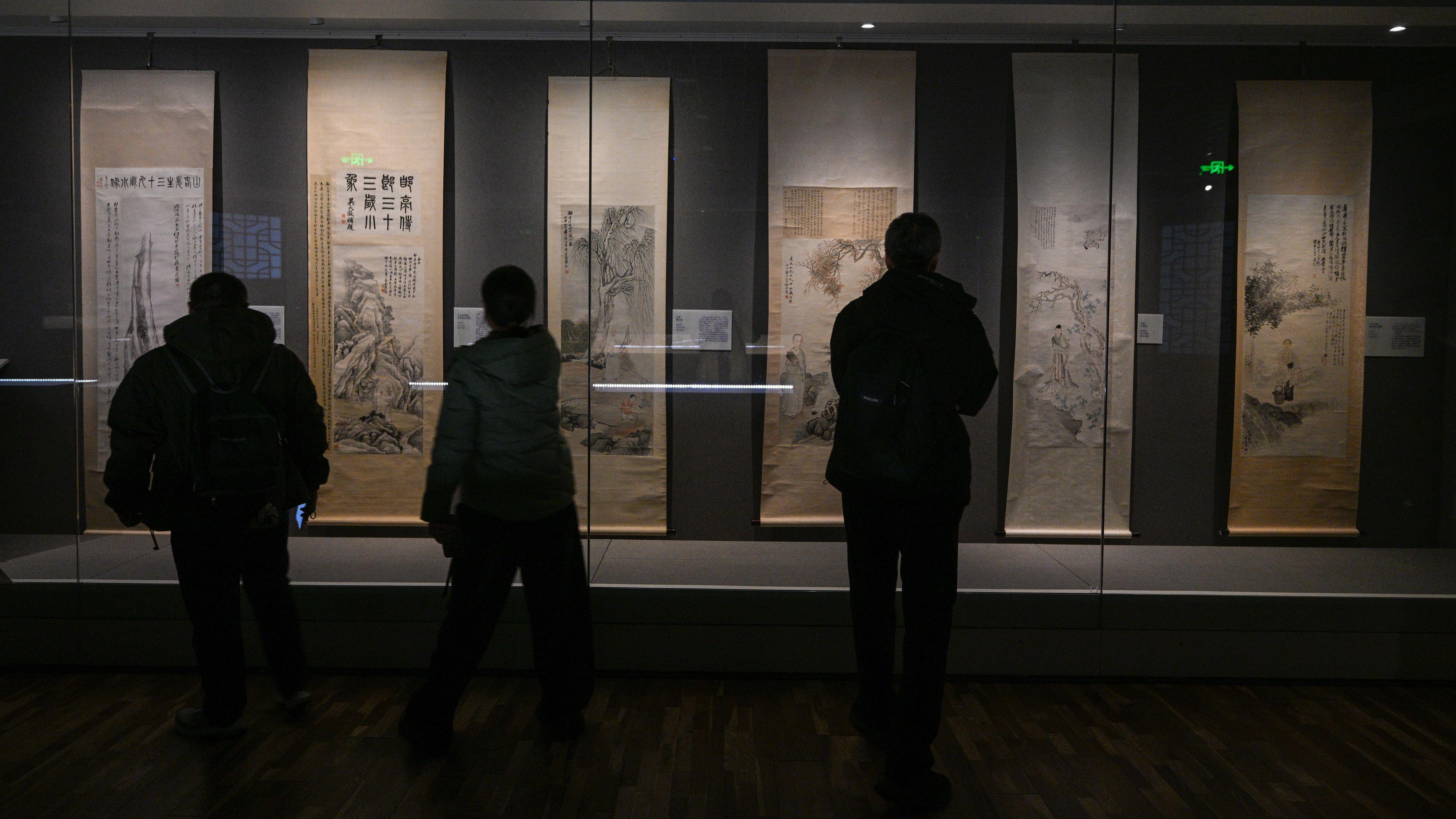 南京博物院內參觀者端詳字畫展品（23/12/2025）