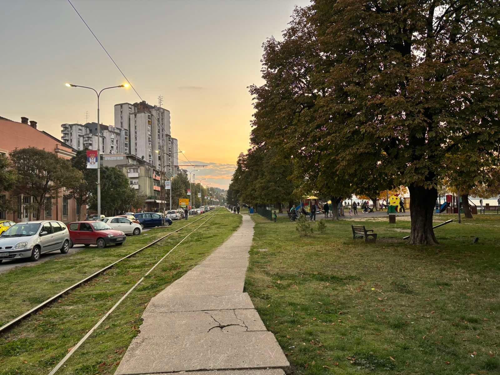 Pruga prolazi između zgrada i parka u centru grada