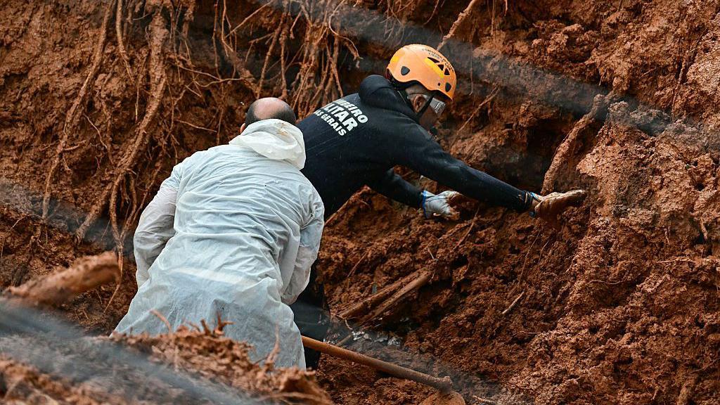 Bombeiro faz busca por desaparecidos em Juiz de Fora