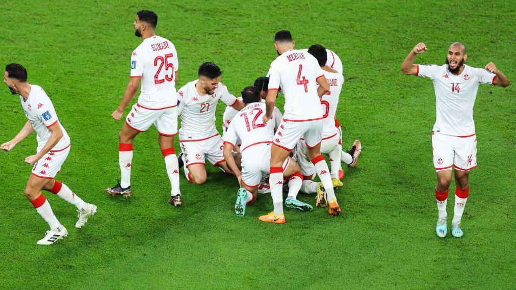 لاعبو تونس يحتفلون بأحد الأهداف 