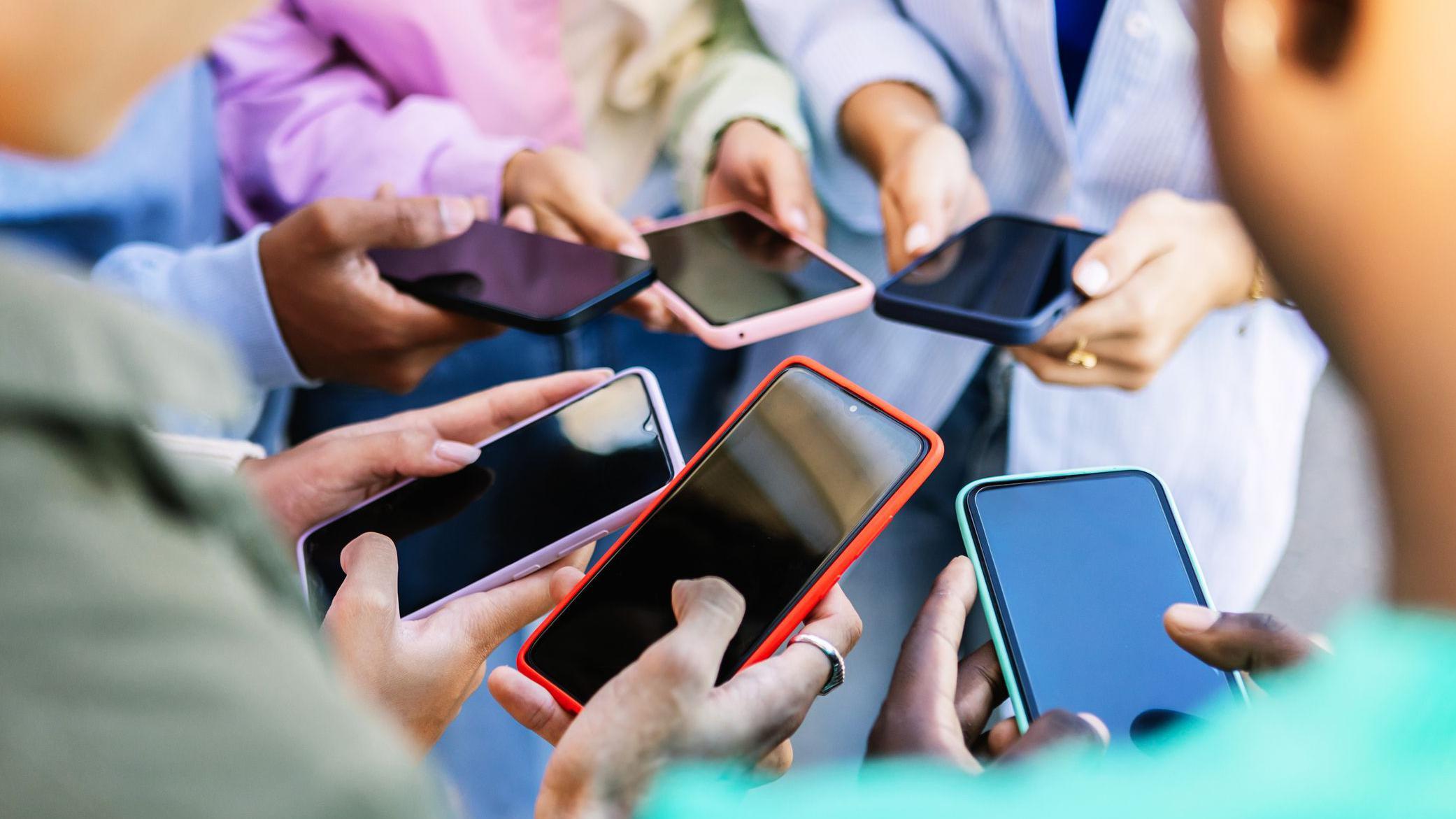 Alunos em seus celulares