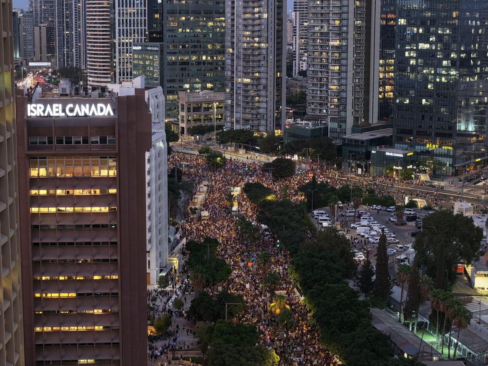 تجمع الناس لتنظيم احتجاج كجزء من إضراب عام لمدة يوم واحد، مطالبين الحكومة بالتخلي عن قرارها بالاحتلال الكامل لمدينة غزة والتوقيع على اتفاقية تبادل أسرى في تل أبيب، إسرائيل في 17 أغسطس/آب 2025. (تصوير: يائير بالتي/الأناضول عبر صور جيتي)